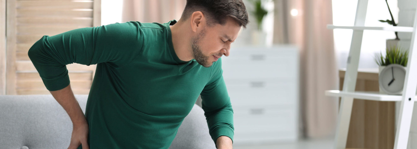 ein Mann mit der Hand auf dem Rücken